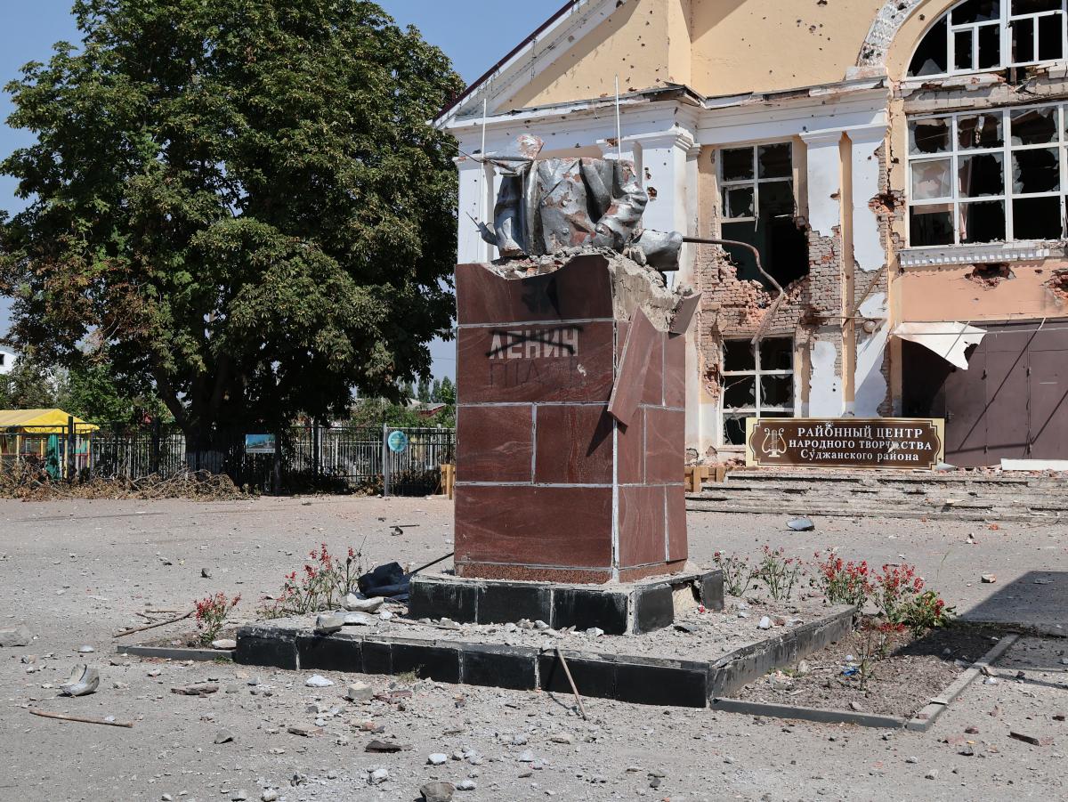 Пам'ятник Леніну в центрі міста був зруйнований ударом російського дрона / фото УНІАН, Дмитро Ключко Пам'ятник Леніну в центрі міста був зруйнований ударом російського дрона / фото УНІАН, Дмитро Ключко