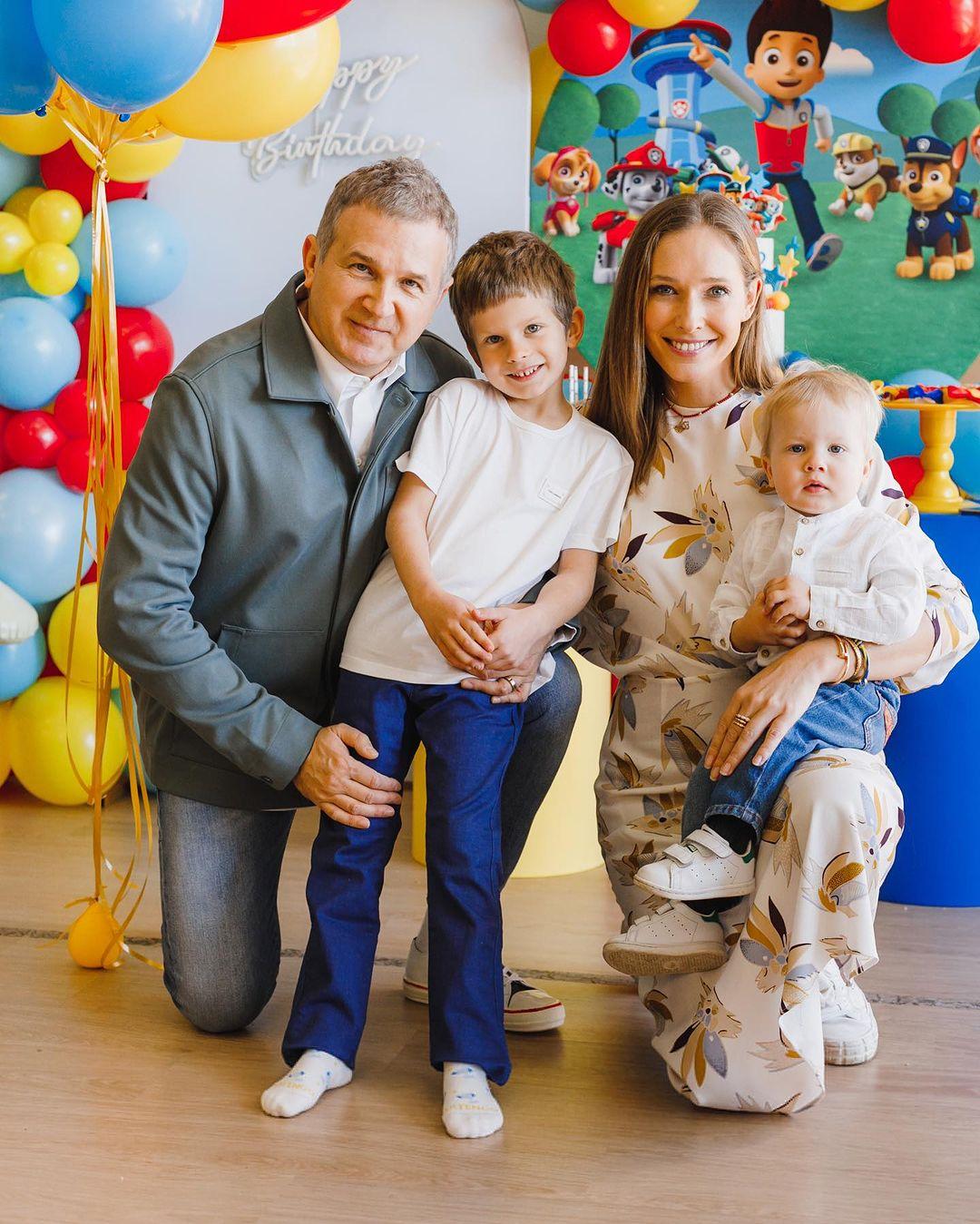 Горбунов та Осадча з дітьми / Скріншот Instagram Горбунов та Осадча з дітьми / Скріншот Instagram