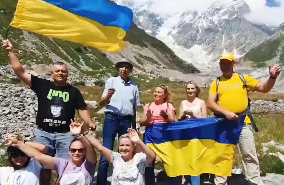 Флешмоб "Цвета Свободы" объединил людей из всех регионов Украины / кадр из видео Флешмоб "Цвета Свободы" объединил людей из всех регионов Украины / кадр из видео