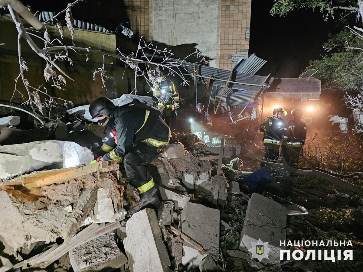 Росія вдарила ракетою по готелю в Краматорську / фото facebook.com/UA.National.Police Росія вдарила ракетою по готелю в Краматорську / фото facebook.com/UA.National.Police
