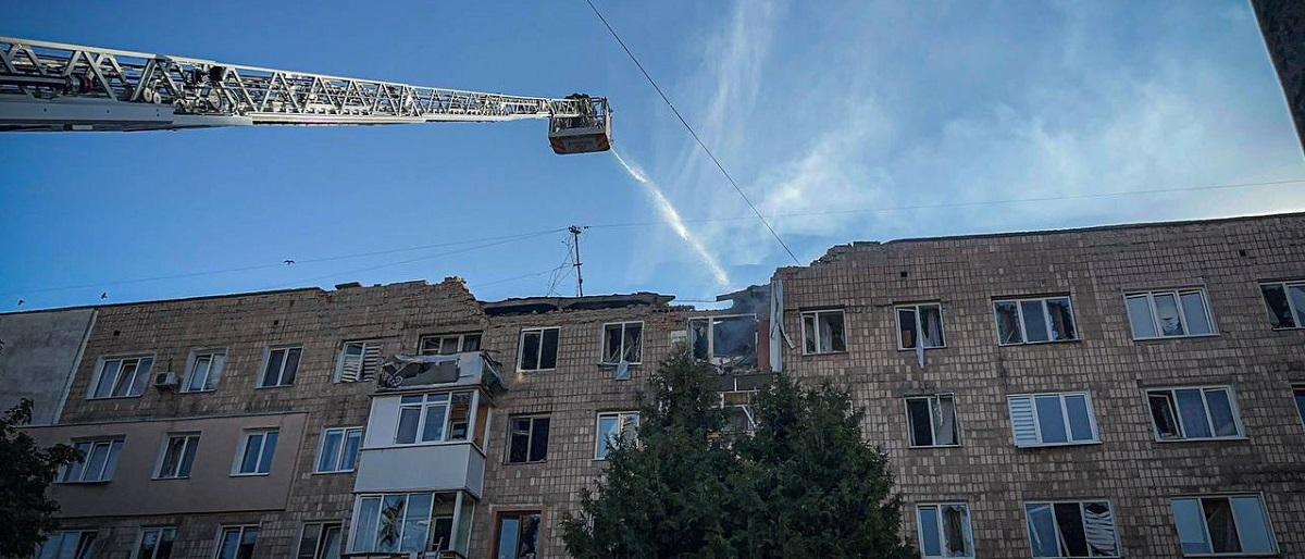 Окупанти завдали удару по багатоповерхівці в Луцьку / фото ДСНС Волині Окупанти завдали удару по багатоповерхівці в Луцьку / фото ДСНС Волині