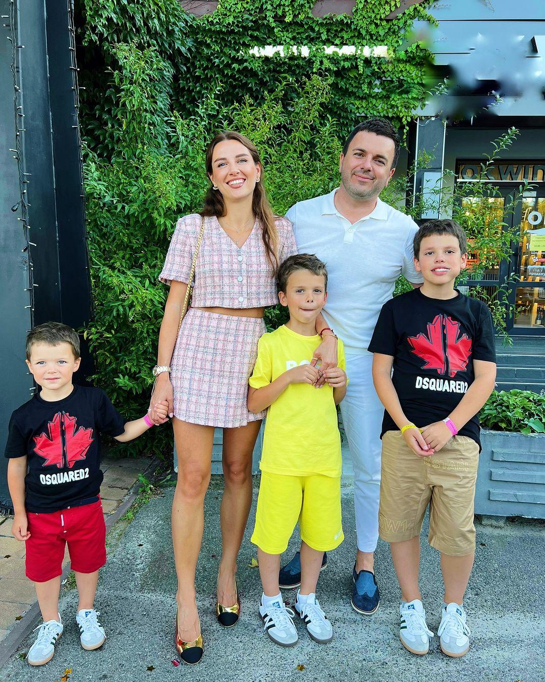 Григорий Решетник с детьми и женой / Скриншот Instagram Григорий Решетник с детьми и женой / Скриншот Instagram