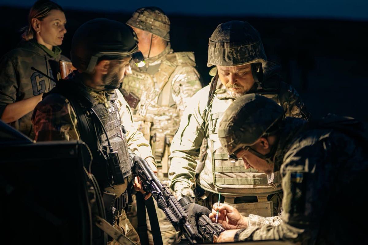 Военные медики на фронте в Украине работают ночью / фото 53 ОМБр им. князя Владимира Мономаха Военные медики на фронте в Украине работают ночью / фото 53 ОМБр им. князя Владимира Мономаха