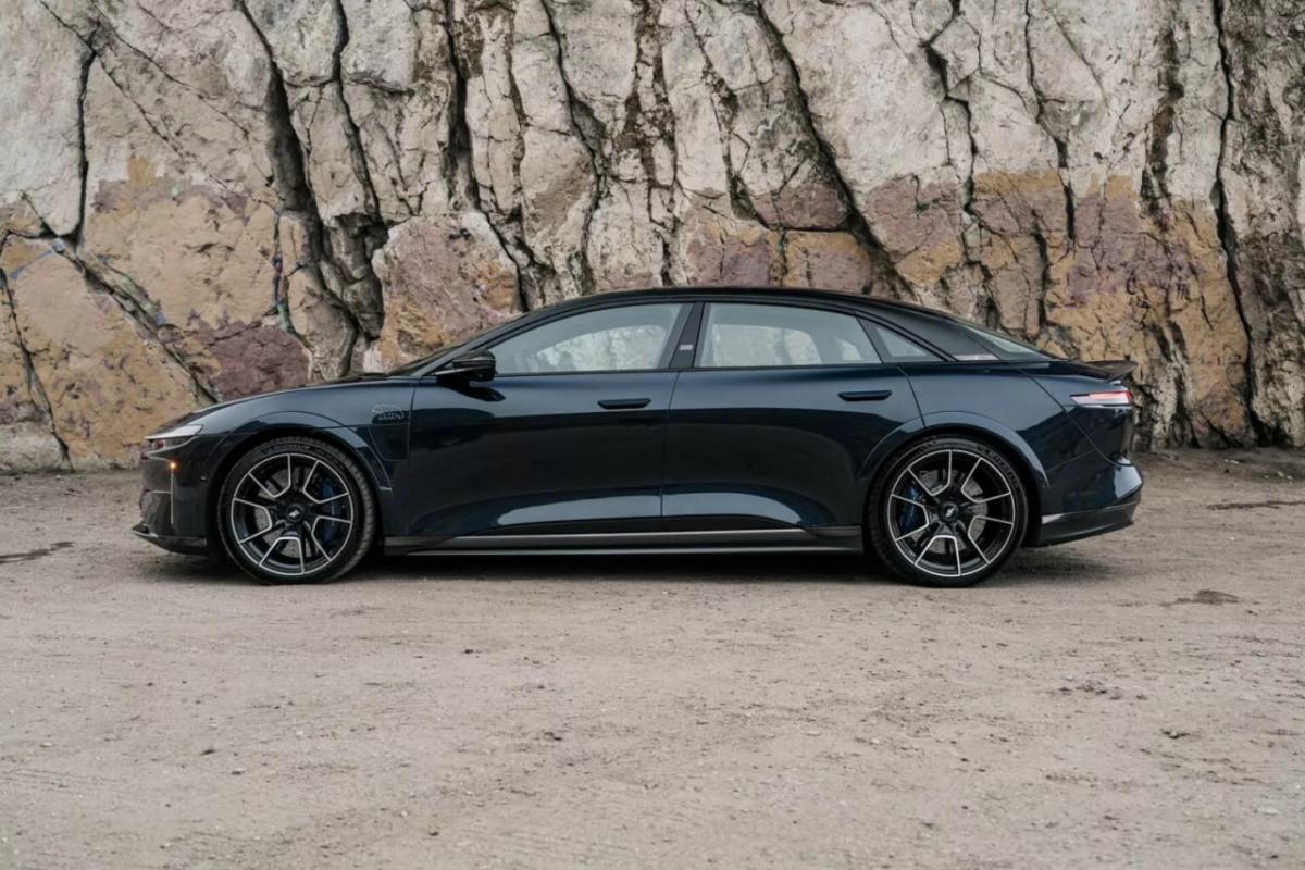 Американцы создали самый быстрый в мире бронированный автомобиль: сколько он стоит Американцы создали самый быстрый в мире бронированный автомобиль: сколько он стоит