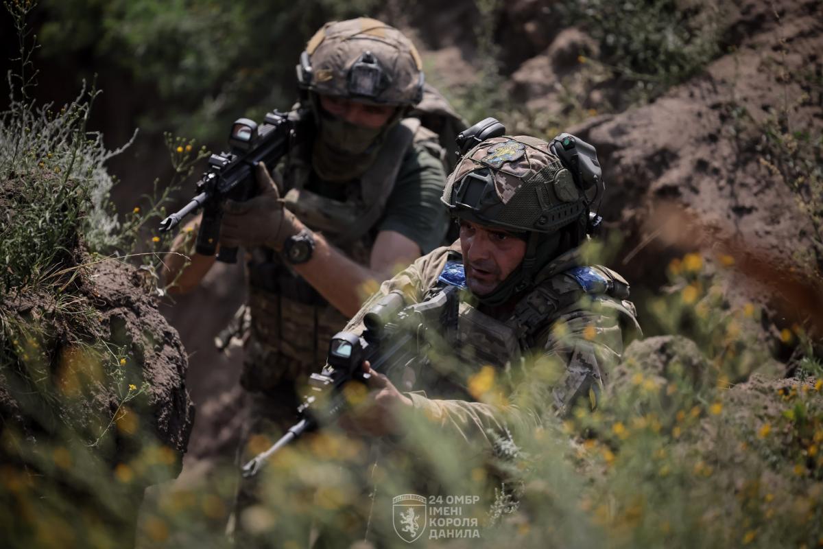 Наразі на південному напрямку залишається дуже висока активність ворожої авіації / фото 24 ОМБр імені короля Данила Наразі на південному напрямку залишається дуже висока активність ворожої авіації / фото 24 ОМБр імені короля Данила