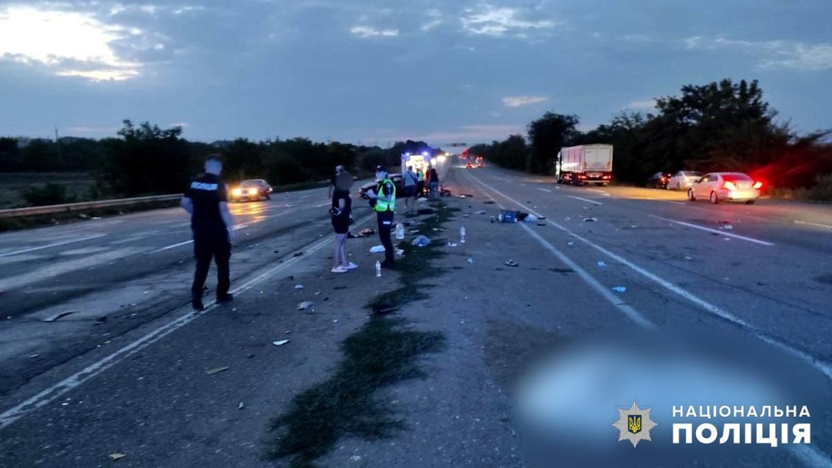 У легковику було шестеро людей, усі вони зазнали травм / фото Нацполіція У легковику було шестеро людей, усі вони зазнали травм / фото Нацполіція