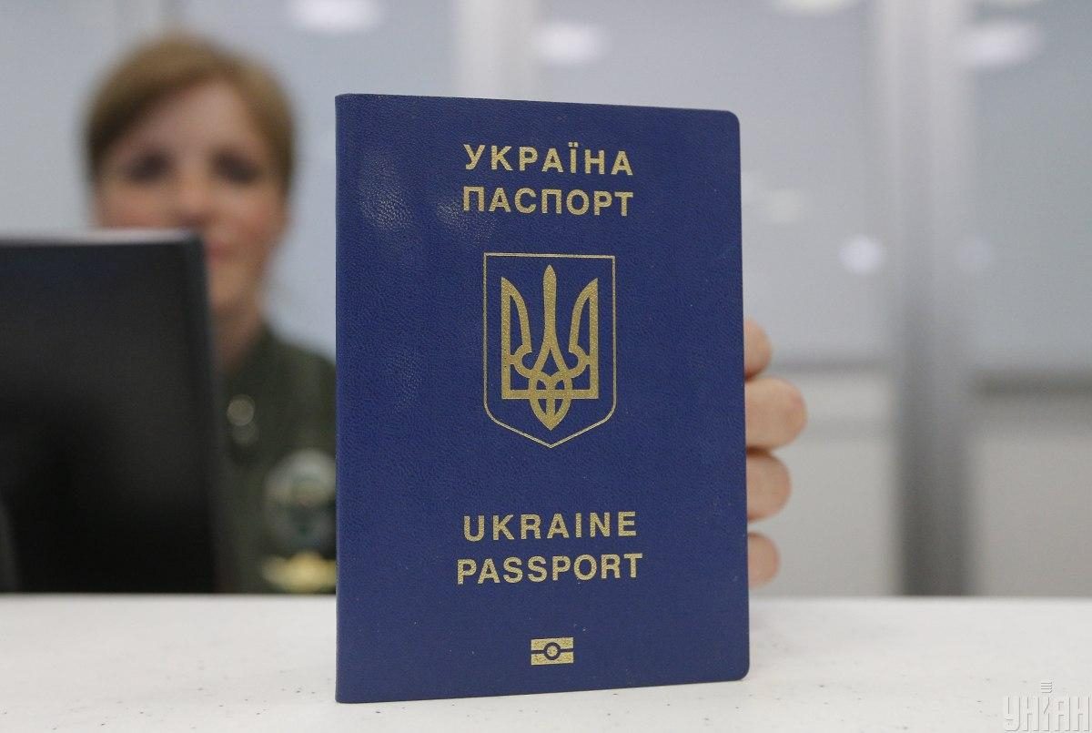 3 категоріям українців треба терміново замінити закордонний паспорт: кого стосується