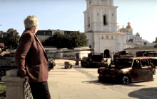 Анекдоти Зеленському та зустріч з "азовцями": Стівен Фрай зняв фільм про візит до України