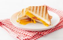 Как приготовить невероятные сырные тосты: TikTok покорил рецепт с секретным ингредиентом