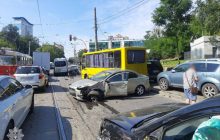 Протаранив 10 машин: в Києві на Подолі трамвай без водія влаштував ДТП з потерпілими