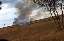В Крыму пылает вблизи аэродрома "Октябрьское": слышны "хлопки" (видео)