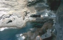 В Испании туристы не догадываются о живописном курортном месте, которое построено в пещере