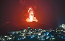 Вулкан Этна в Италии начал фонтанировать лавой (фото, видео)