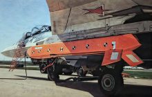 Появилось фото российского Су-57 с "загадочным" ударным дроном
