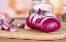 Це геніально: шеф-кухар поділився легким способом, як швидко нарізати цибулю