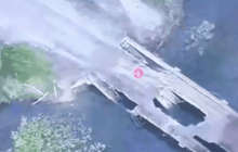 Розносять логістику росіян: льотчики вдарили по двох мостових переправах на Курщині (відео)