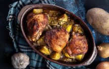 Нужно ли накрывать курицу фольгой в духовке: кулинарный эксперт назвала единственный случай