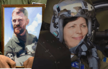 Мать погибшего пилота "Джуса" села в кабину F-16, на котором мечтал летать ее сын (видео)