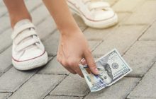 Можно ли поднимать деньги на улице: точный ответ