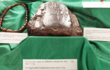 У Румунії жінка багато років підпирала двері каменем, який виявився бурштиновим