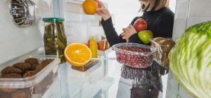 Що покласти в холодильник, щоб прибрати запах на місяць: проста домашня хитрість