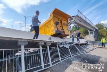 На трассе Киев-Одесса грузовик обвалил пешеходный мост (фото, видео)