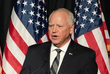 Кто такой Тим Уолз, который стал напарником Камалы Харрис: все подробности