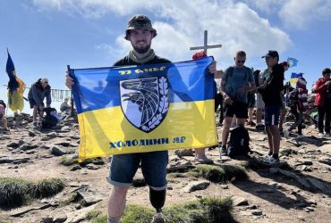 Потерял ногу на фронте: нацгвардеец на протезе поднялся на Говерлу