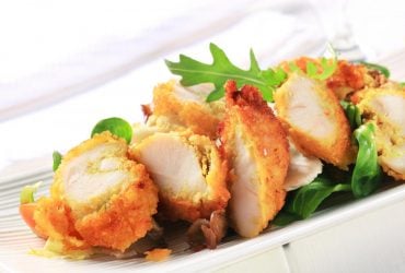 Хрустящая курица с чесноком за 15 минут: Джейми Оливер поделился быстрым рецептом