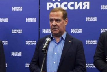 Подавленный Медведев озвучил невнятные угрозы из-за потери РФ своих территорий (видео)