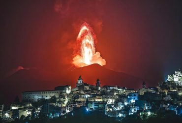 Вулкан Етна в Італії почав фонтанувати лавою (фото, відео)