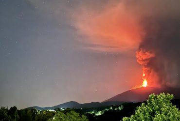 Извержение вулкана Этна в Италии