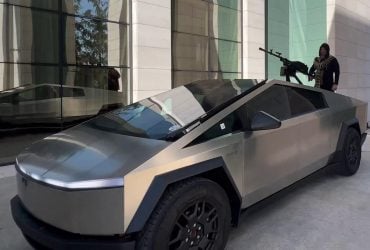 Ілоне, дякую: Кадиров показав Tesla Cybertruck з кулеметом для зони СВО (відео)