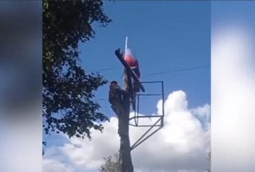 ЗСУ скинули російський прапор у ще одному селі Курської області (відео)