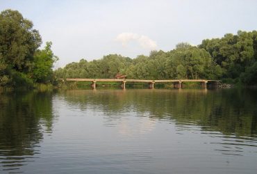 РФ строит понтонные переправы через реку Сейм в Курской области: появились спутниковые снимки