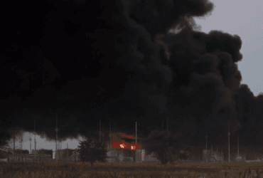 Произошел взрыв: в РФ не могут потушить нефтебазу, по которой ударили дроны ГУР (видео)