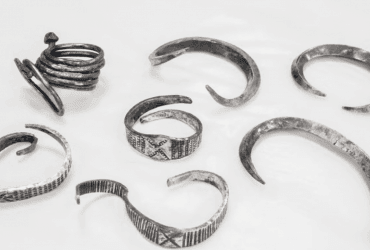 В Британии студент нашел впечатляющие серебряные браслеты, которые относятся к эпохе викингов