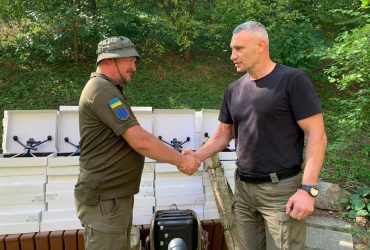 Віталій Кличко передав 72 бригаді на Покровський напрямок партію FPV-дронів та систему РЕБ