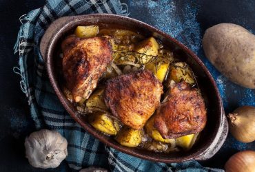 Хрустящая курица с овощами: знаменитый шеф-повар поделился простым и быстрым рецептом