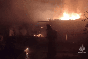 Пожежа на нафтобазі в Ростовській області перекинулася на житлові будинки (відео)