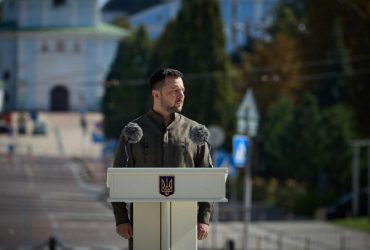 Пока некоторые из партнеров тормозят: Зеленский рекомендовал соседям наращивать силы против ракет РФ