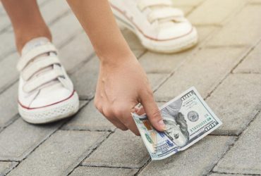 Можно ли поднимать деньги на улице: точный ответ