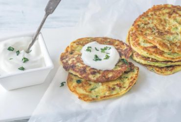 Пышные кабачковые оладьи на кефире и без него: улетают со стола за 5 минут