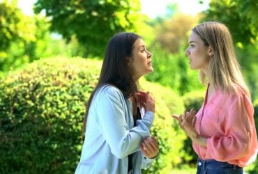 Названы 7 гениальных ответов, которые поставят грубых людей на место