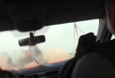 Российский дрон взорвался прямо перед автомобилем украинских журналистов (видео)