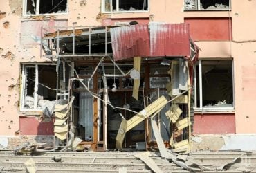 Росіяни розбомбили інтернат для літніх людей в Суджі, є загибла і поранені