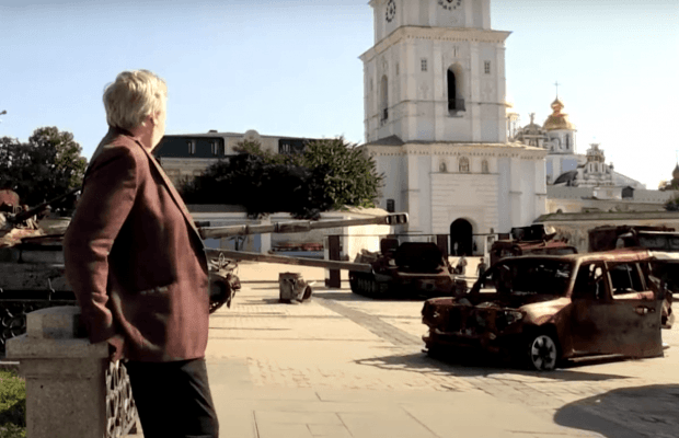 Анекдоти Зеленському та зустріч з "азовцями": Стівен Фрай зняв фільм про візит до України