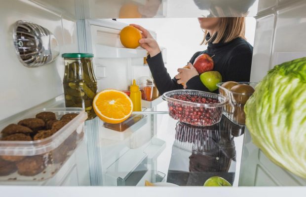 Что на самом деле нужно хранить в нижнем ящике холодильника: а вы положили туда яблоки