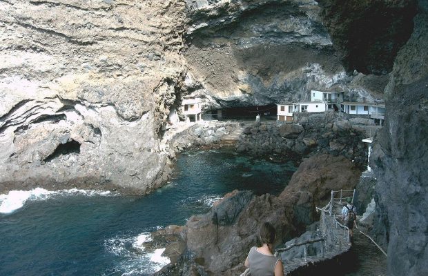В Испании туристы не догадываются о живописном курортном месте, которое построено в пещере