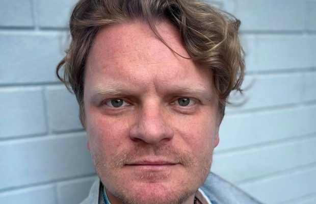 Відомий актор-воїн назвав причину, через яку не публікує спільні фото з дружиною